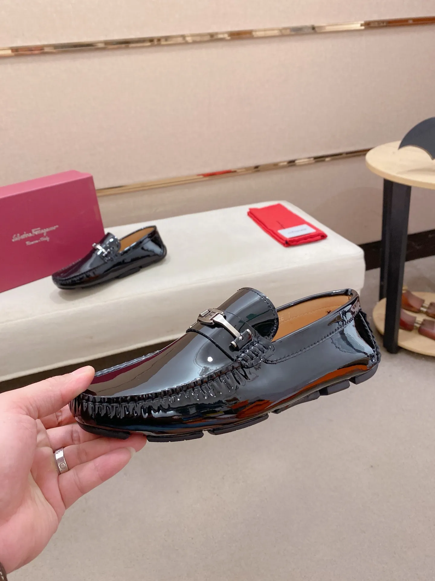 Factory price: 540💰High-end quality! Ferragamo🆕🆕Exclusive hot-selling products in stock🔥🔥New products on the shelves, high-quality Ferragamo men's pea shoes, high-end casual driving shoes, with complete packaging! 💪 💪 Material: imported first-layer cowhide 🐂 + imported high-quality water-dyed cowhide lining + wear-resistant outsole 👍🏻👍🏻 Features: high-end and comfortable, purely handmade 🚀 🚀 Create the perfect shoe that suits you best 🔥 🔥 Size: (38-44) 45 standard size can be customized!